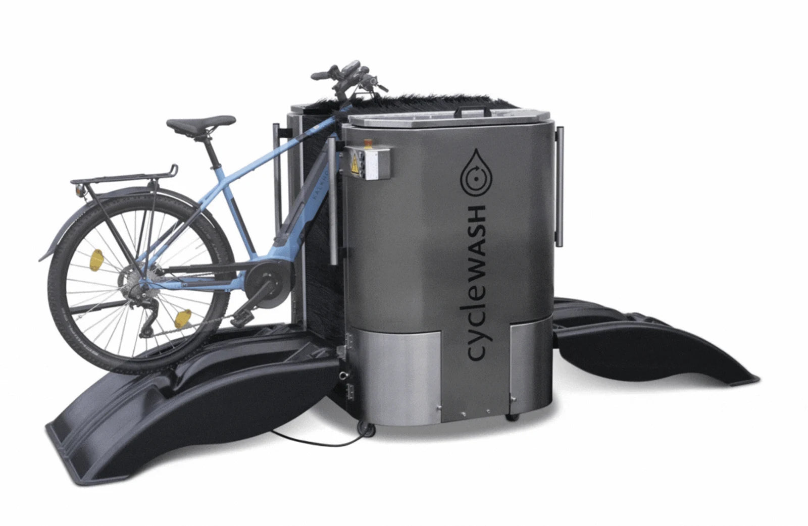 cycleWASH mini Platinum with an e-bike loaded on the ramp