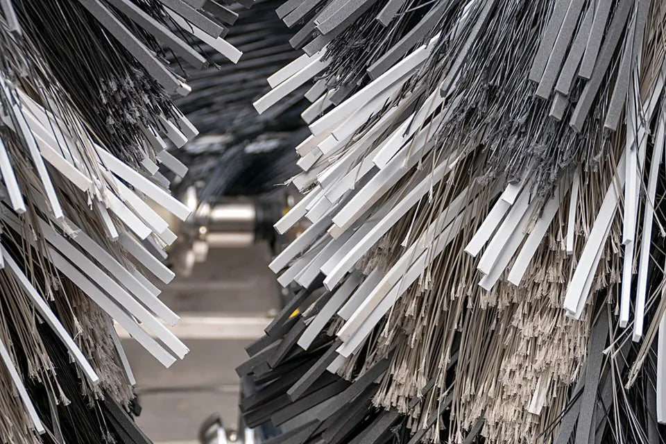 Looking into the wash chamber: AntiGravity hybrid brushes, white EASYClick foam fingers set between the bristles