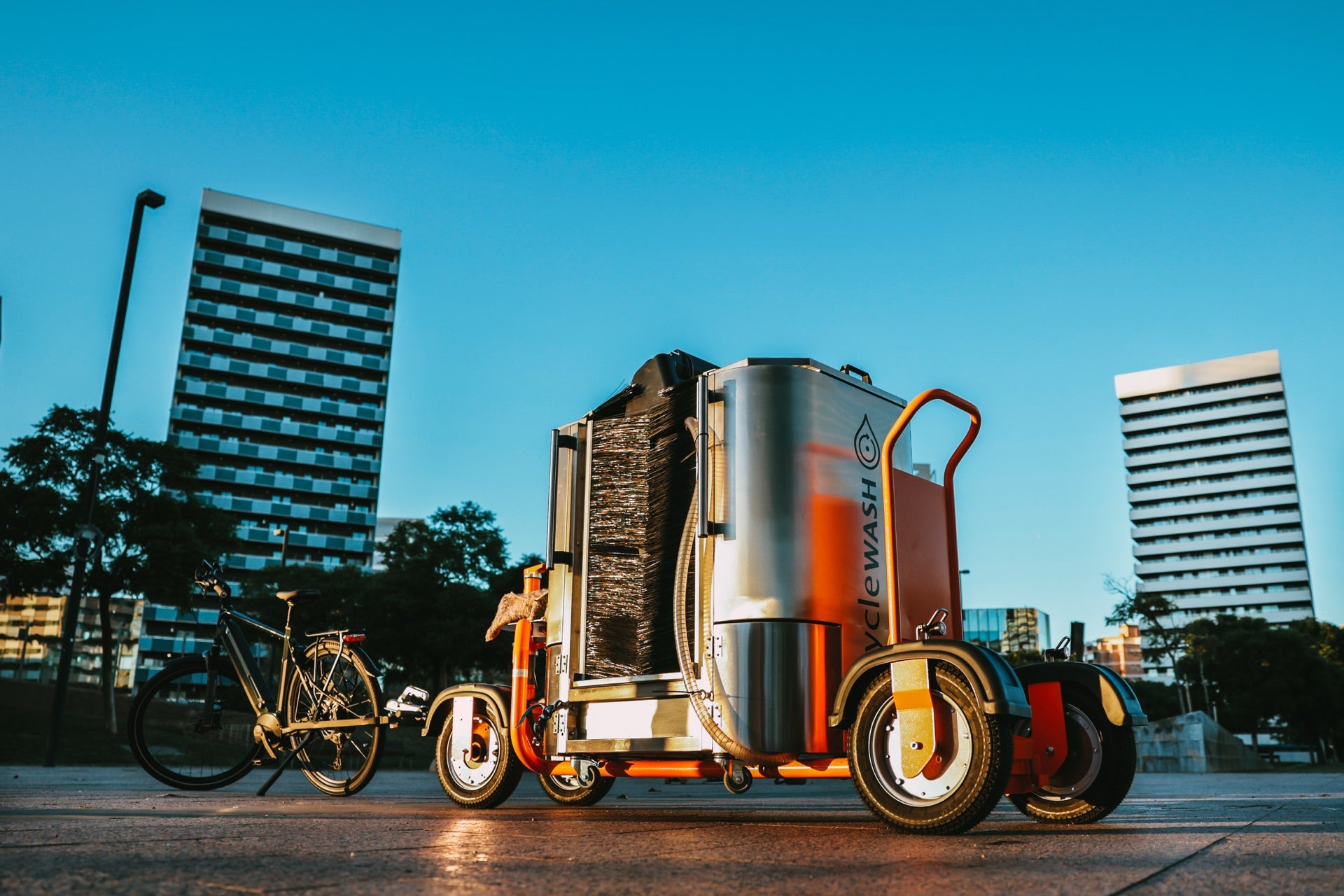 cycleWASH mini in Barcelona with a bicycle alongside