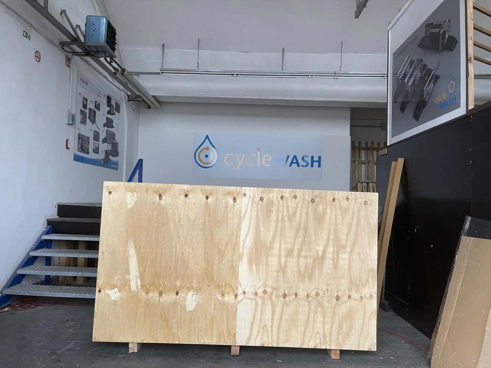 The closed cycleWASH crate standing on its pallet