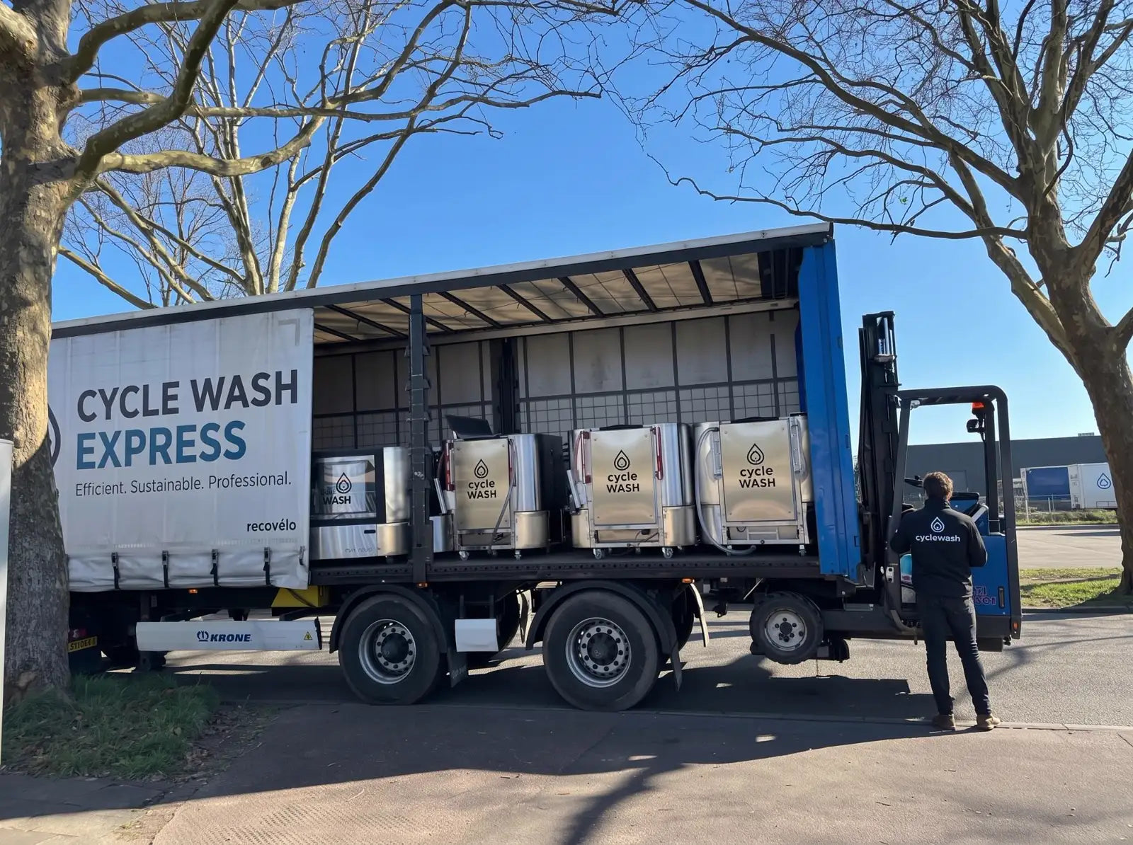 cycleWASH Express truck being loaded with stainless machines by forklift