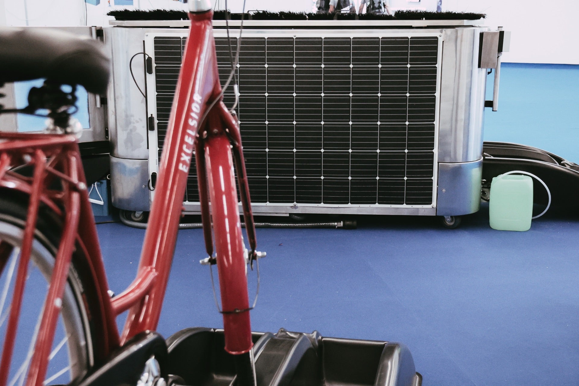 cycleWASH Pro open showing brushes and solar power